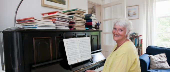 linda playing the piano